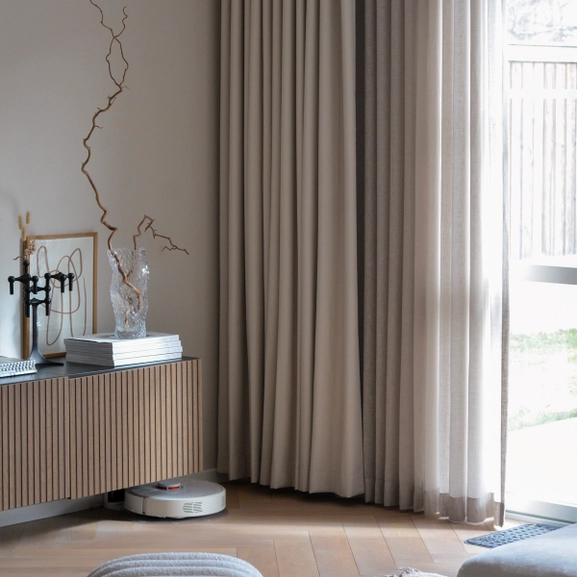 Dubbla beiga gardiner, Saga och Nova, i vardagsrum