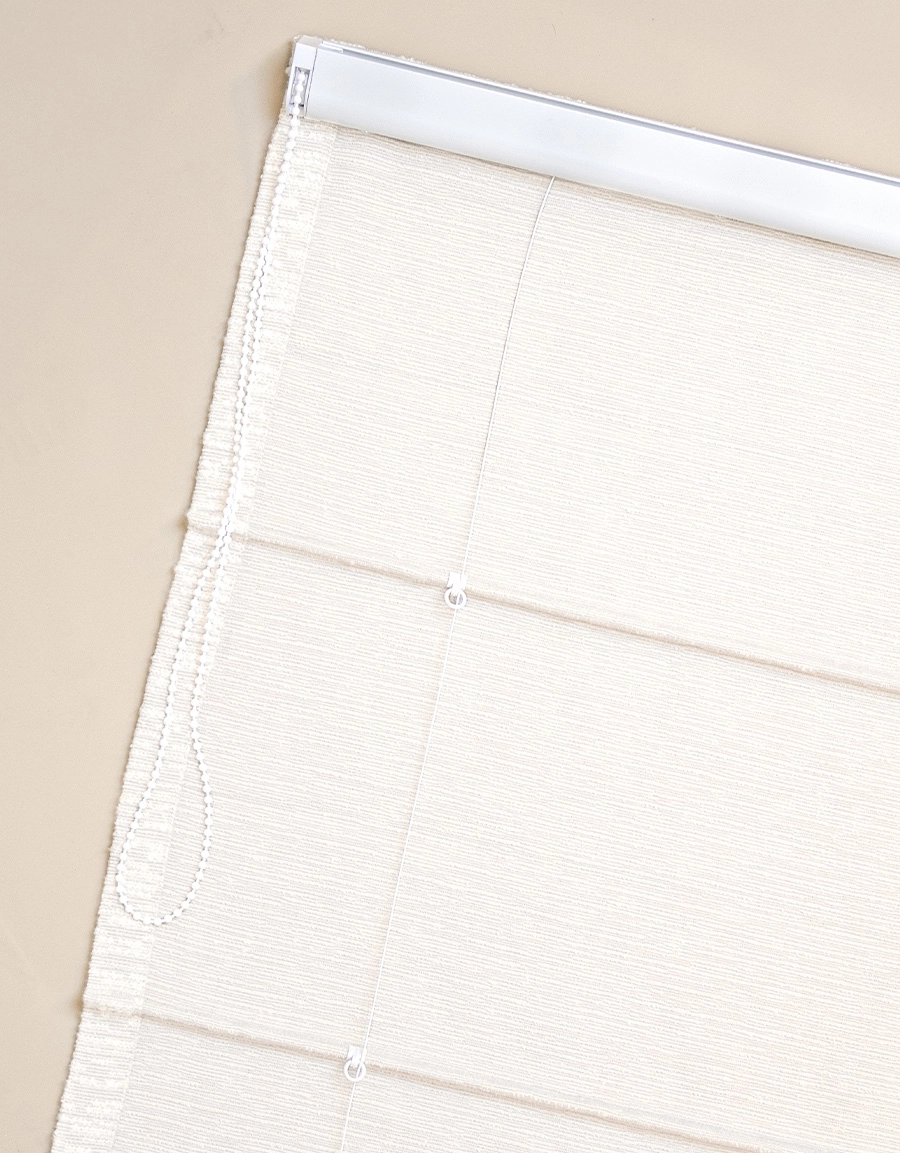 Kulkedja på baksidan av hissgardin i boucletyg