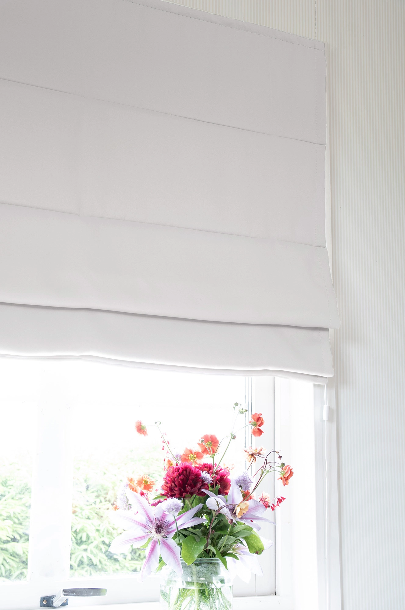 Mörkläggande vit hissgardin