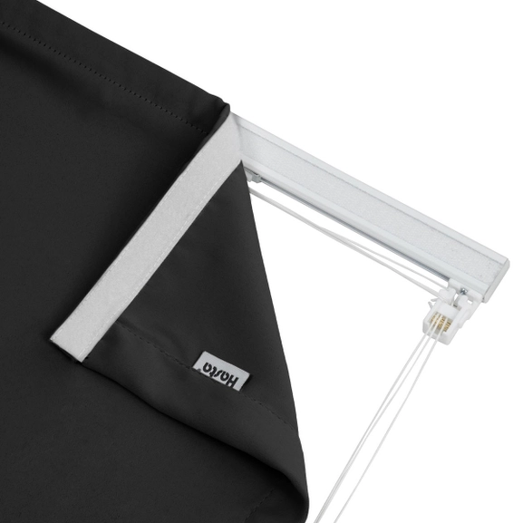 Närbild på mörkläggande hissgardin Dokie, svart