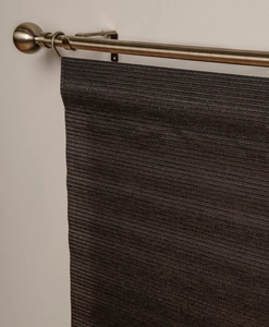 Närbild på mörkbrun panelgardin med struktur