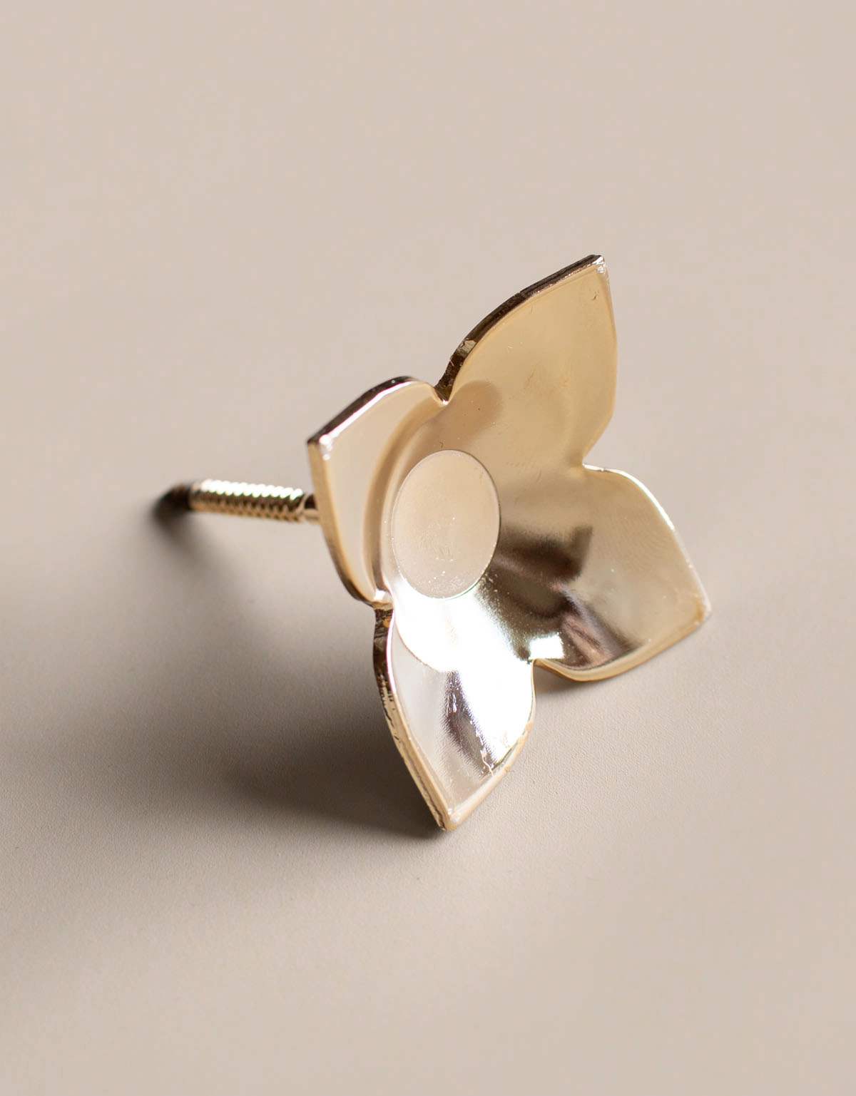 Fäste till gardinomtag i form av en guldig ros