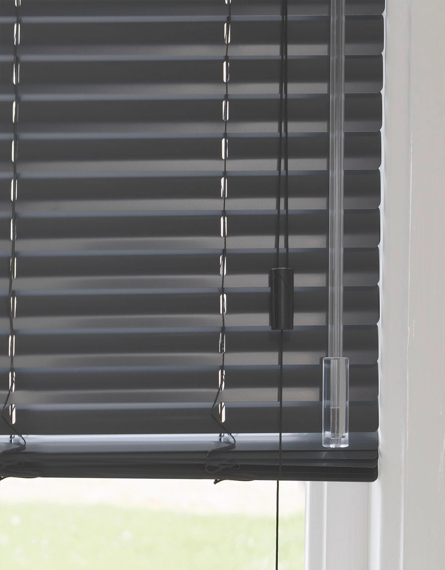Frihängande svart persienn