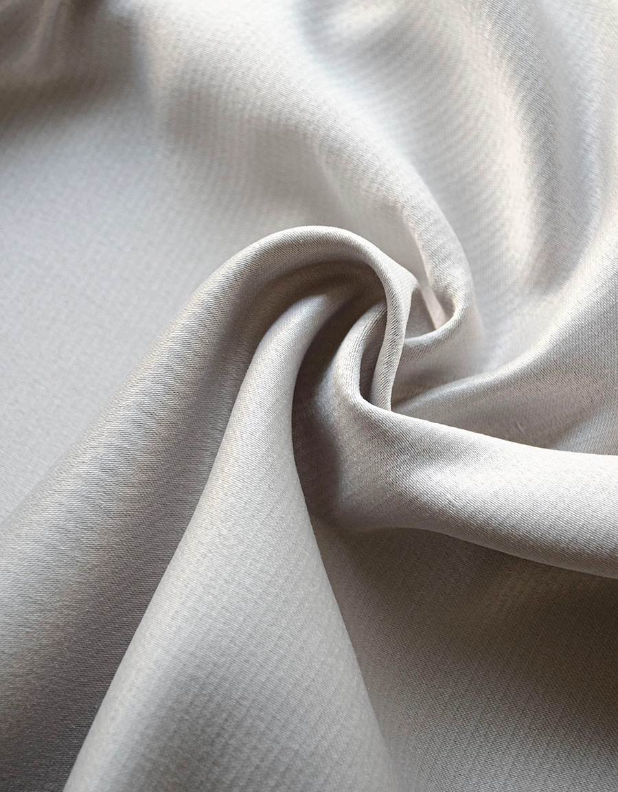 Närbild på gardintyg i ljusgrått