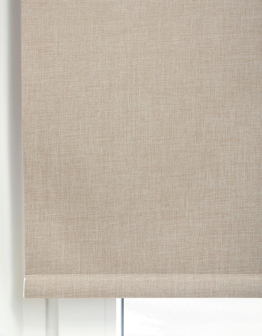 Mörkläggande rullgardin med textilkänsla