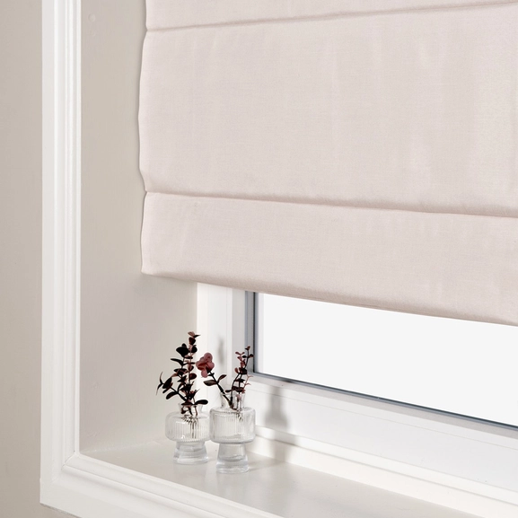 Mörkläggande beige hissgardin i fönster