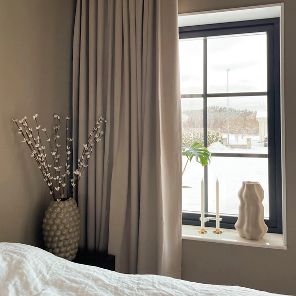 Mörkläggande beige gardin.