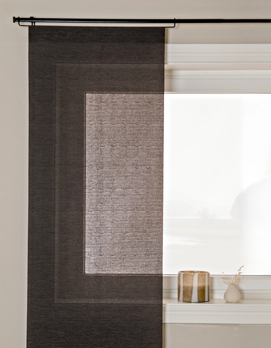 Närbild på mörkbrun panelgardin med struktur