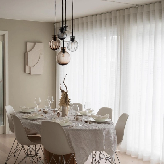 Gardin Minna, vit, med stansat rutmönster