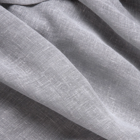 Närbild på tyget av Malva gardin i grå.