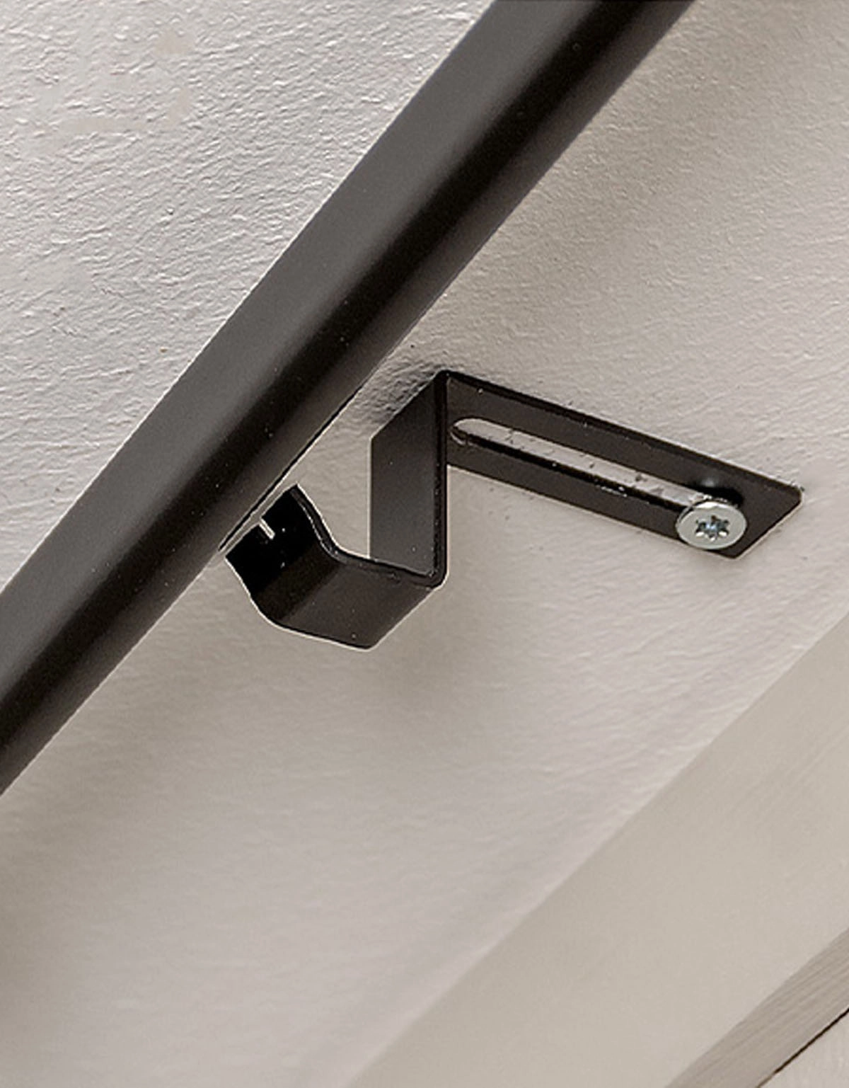 Svart takfäste till Modena