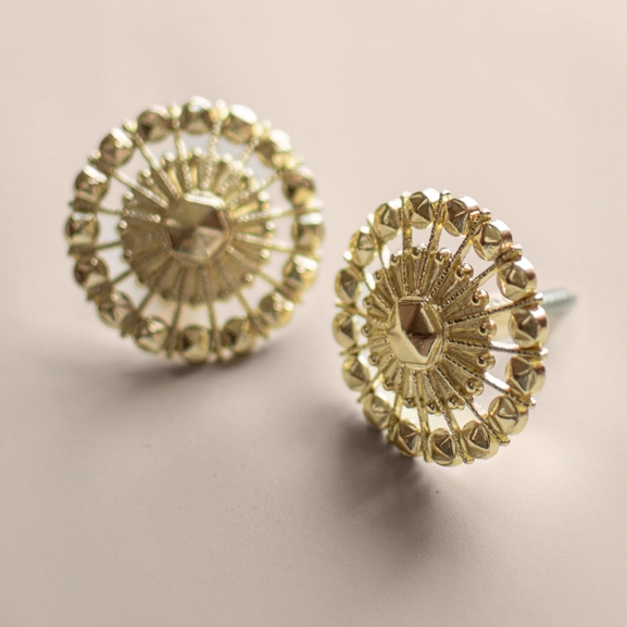 Fäste till gardinomtag i romatinisk och snirklig stil