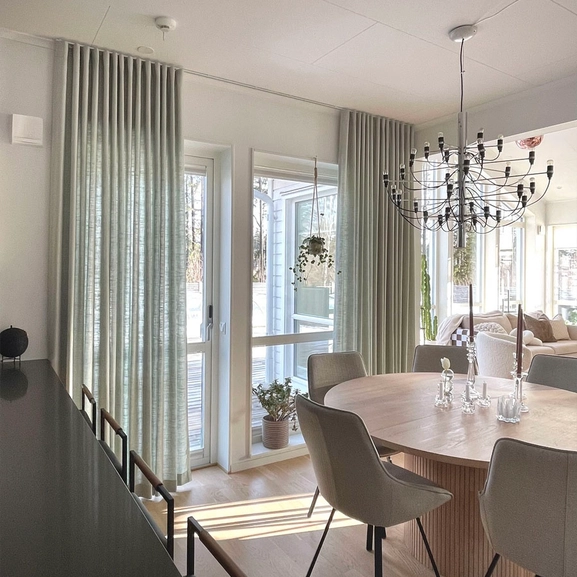 Måttillverkad gardin Lina, ljusturkos