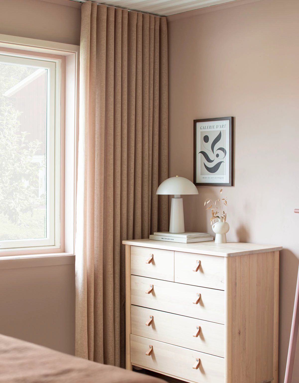 Nougatfärgat gardin i beiget sovrum