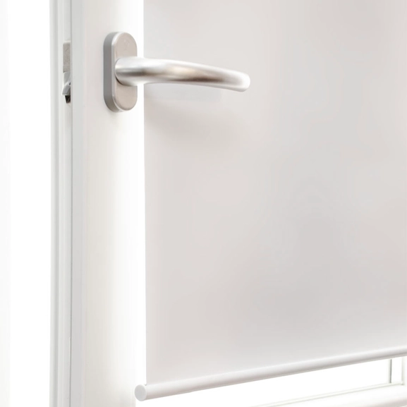 Närbild på bottenlist på mörkläggande rullgardin