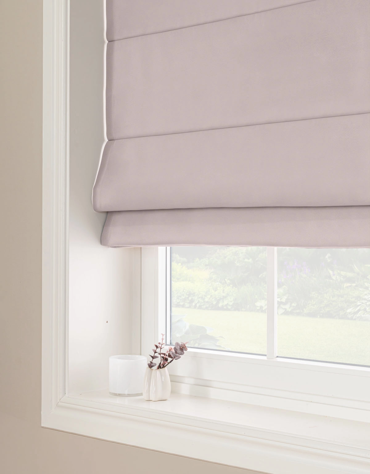 Beige mörkläggande hissgardin i framskyndat tyg