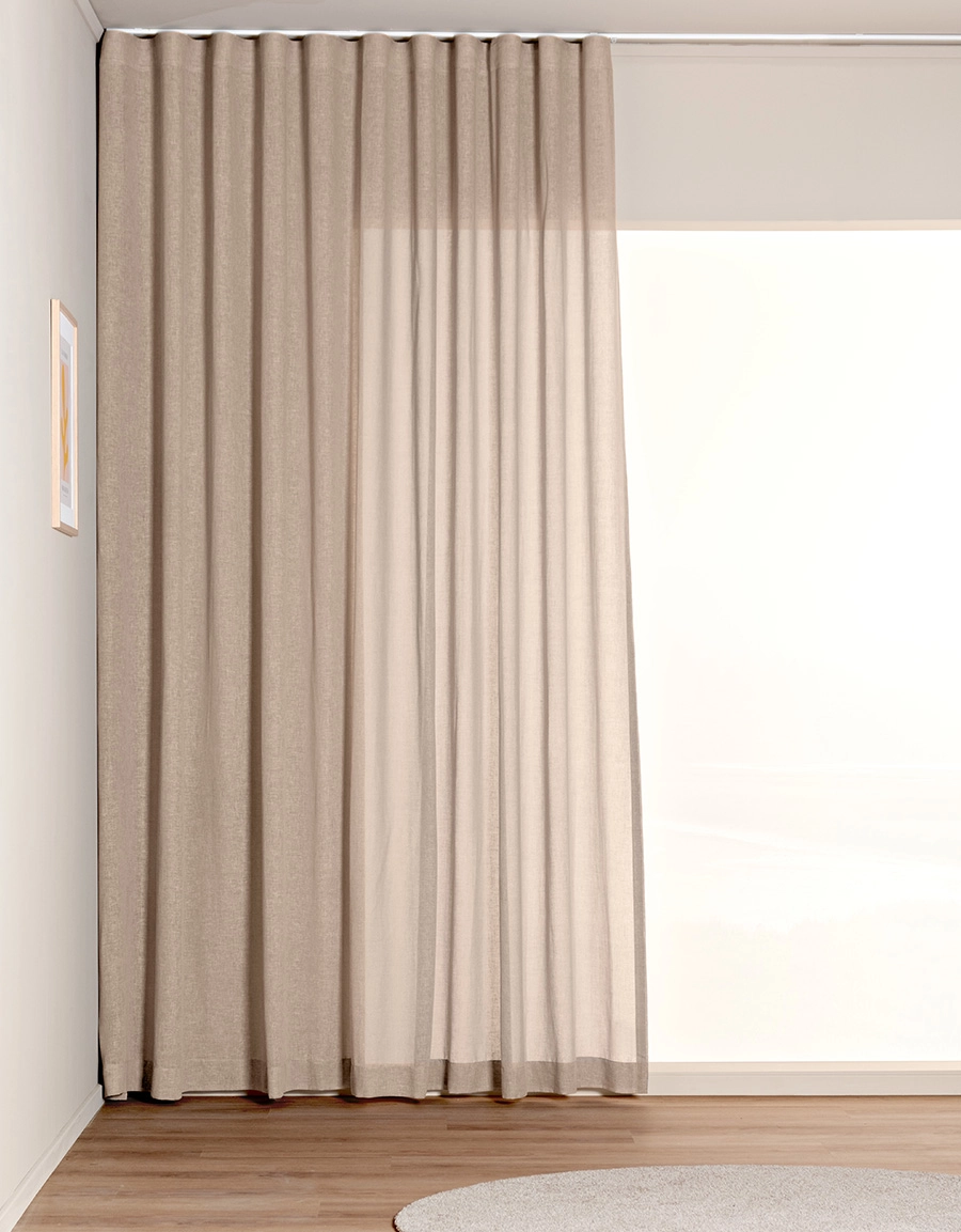 Beige gardin framför fönster