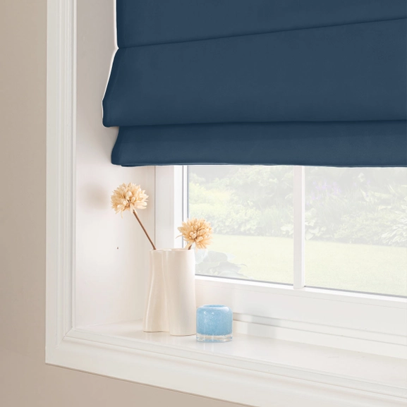 Blå mörkläggande hissgardin