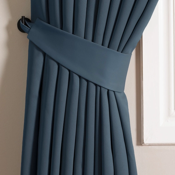 Gardinomtag-Dokie-blå-Upphängd