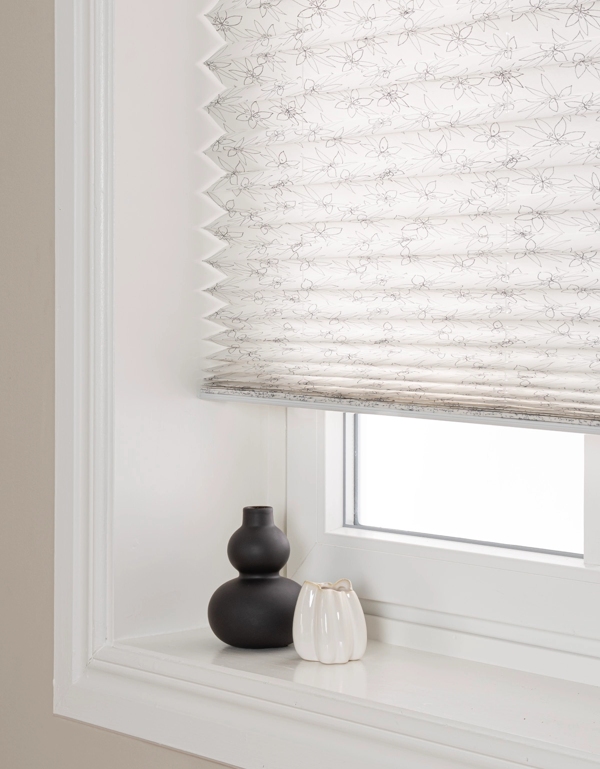 Blommig, avskärmande plisségardin