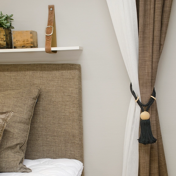 Gardinomtag Saga med tofs, svart/natur, Hasta