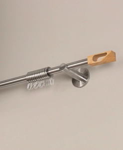 Gardinstång med träknopp