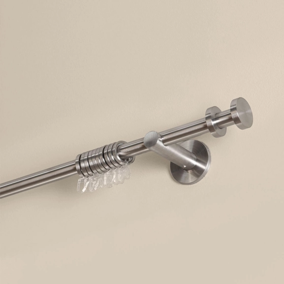 Gardinstång i stål med ringar och ändknopp