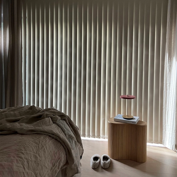 Mörkläggande lamellgardin, beige, i sovrum
