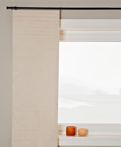beige panelgardin med mockastruktur på gardinstång