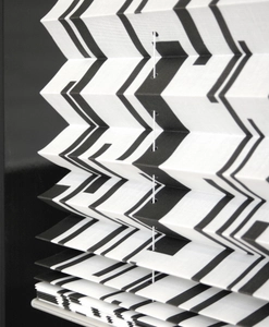 Plisségardin Electra vitsvart mönster