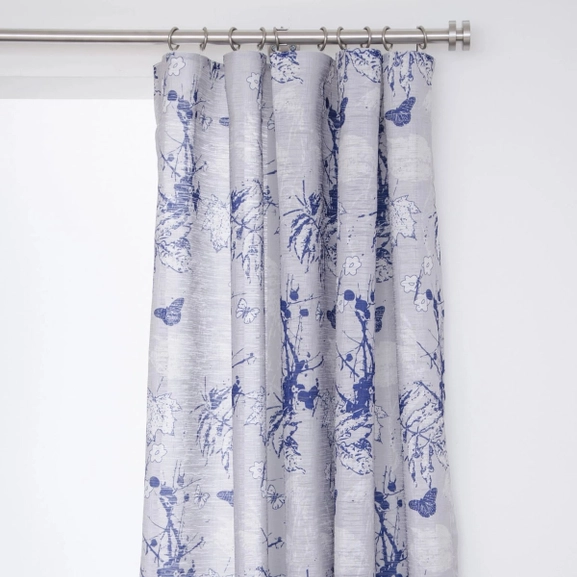 Transparent gardin i ett vackert blått naturmönster