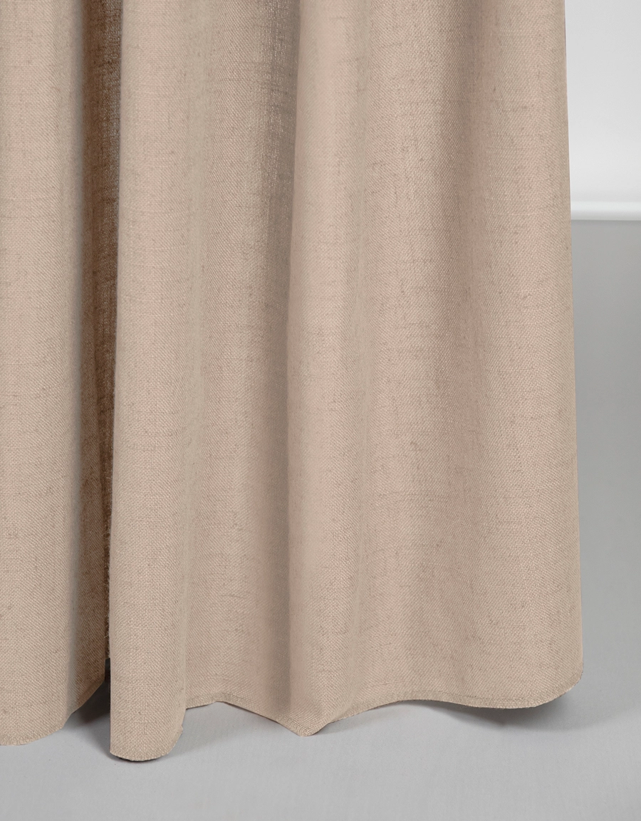 Närbild på sömmen på gardin Lina, beige