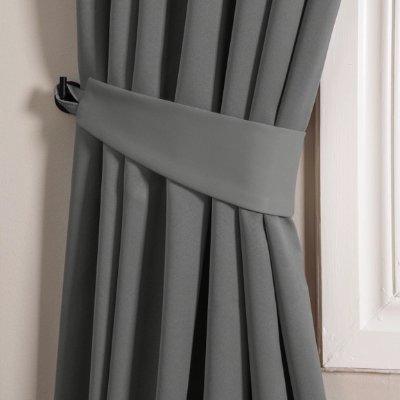 Mörkgrå gardin med matchande omtag i tyg