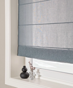 Hissgardin i avskärmande blå väv