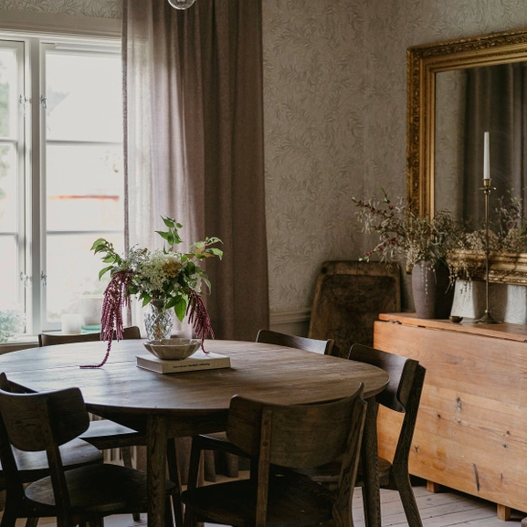 Brun gardin i lantligt och rustikt matrum