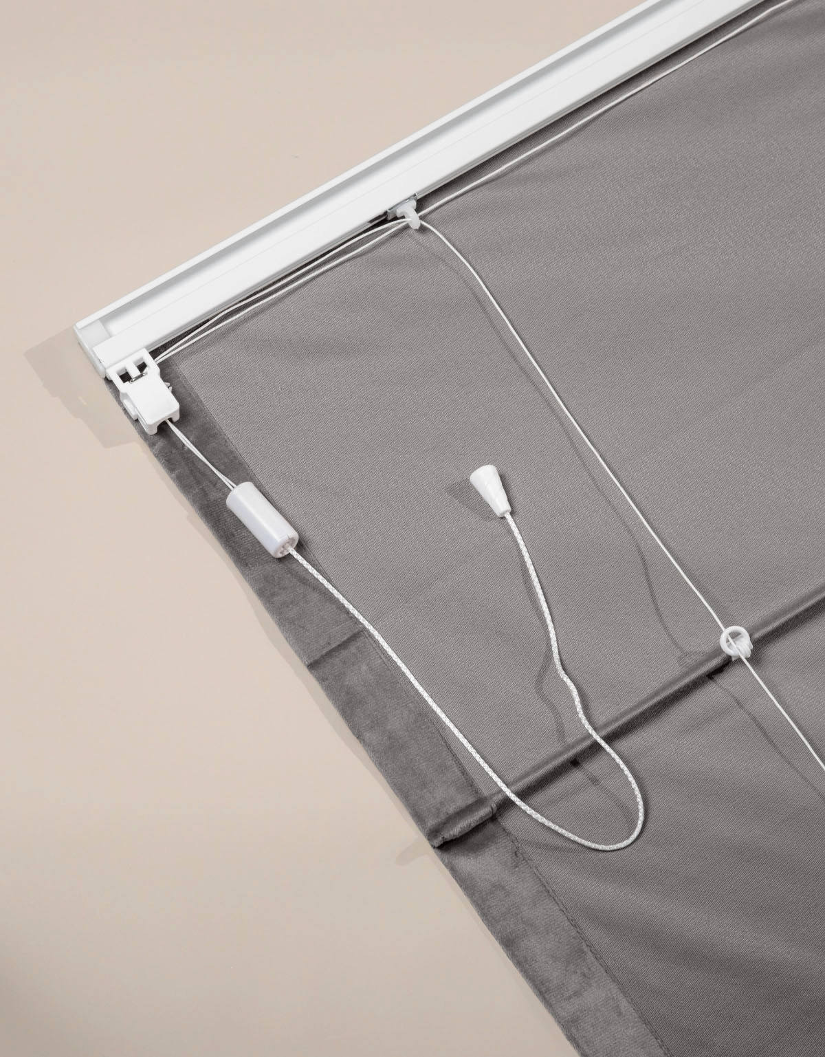 Baksidan av en mörkgrå hissgardin i sammet med linlås