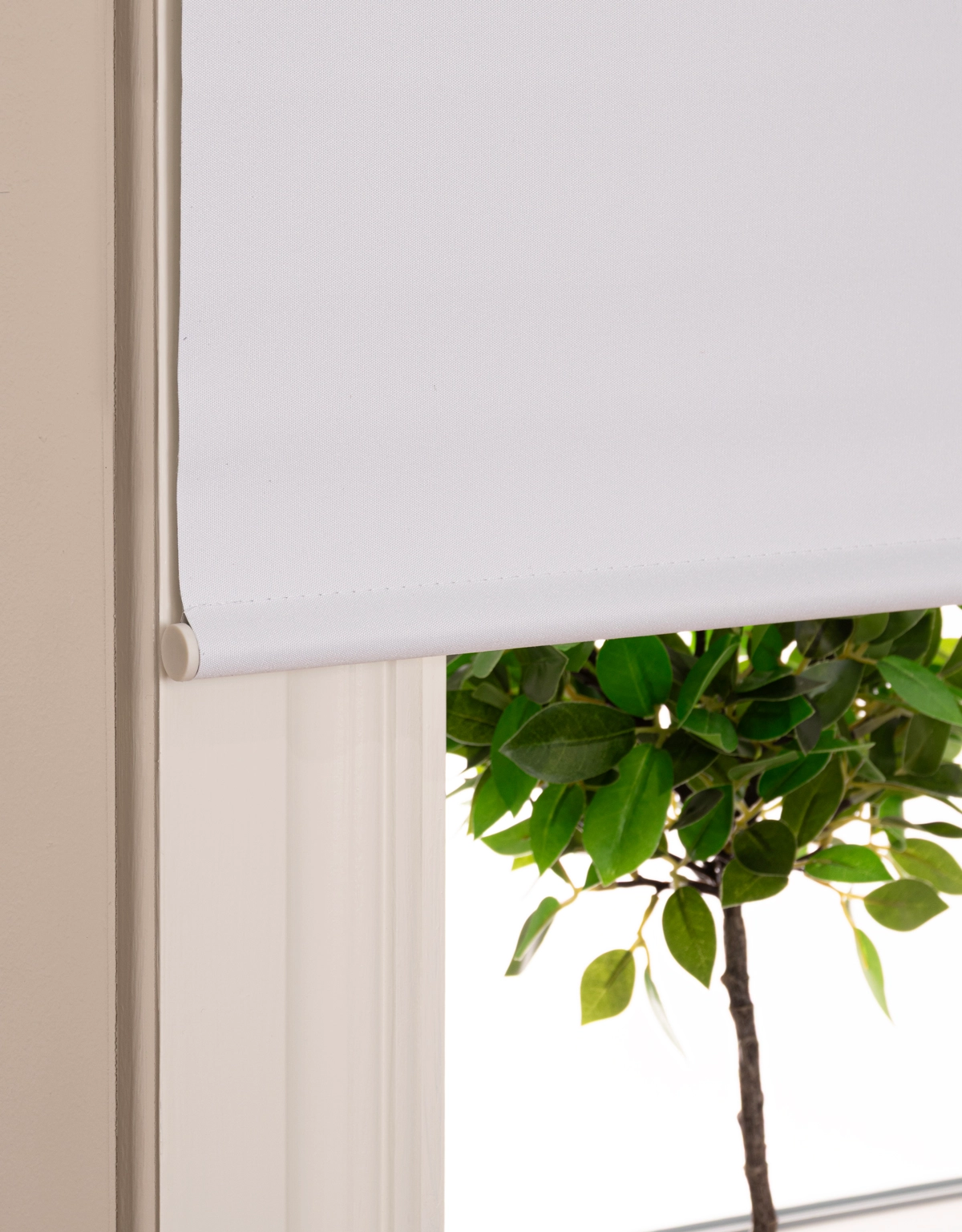 Vit mörkläggande rullgardin