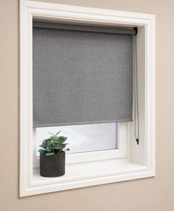 Mörkläggande rullgardin med textilkänsla