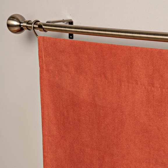 Närbild på orange panelgardin i mocka
