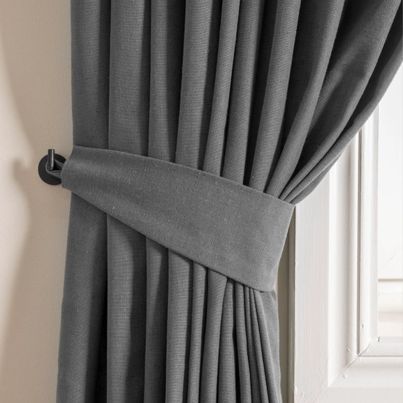 Mörkgrå gardin med matchande omtag