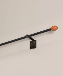 Svart gardinstång med oval knopp i trä