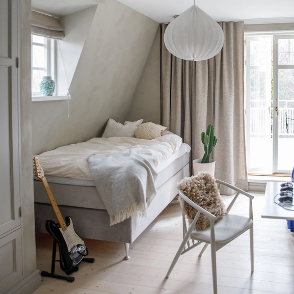 Gardin och hissgardin i boucletyg i mörkbeige färg