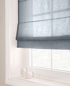 Hissgardin i avskärmande blå väv