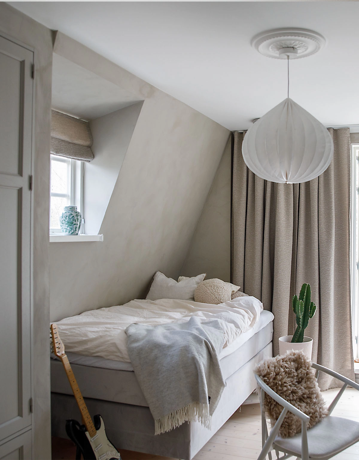 Gardin och hissgardin i boucletyg i mörkbeige färg