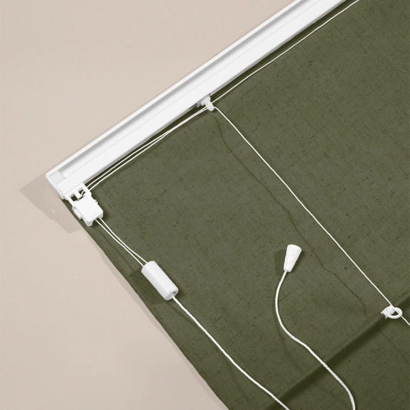 Baksidan av en mörkgrön hissgardin med linlås