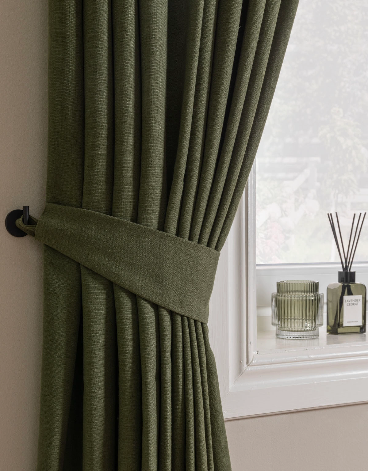 Grön gardin med matchande omtag i tyg