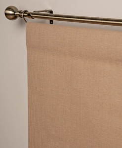 Närbild av brun panelgardin med struktur