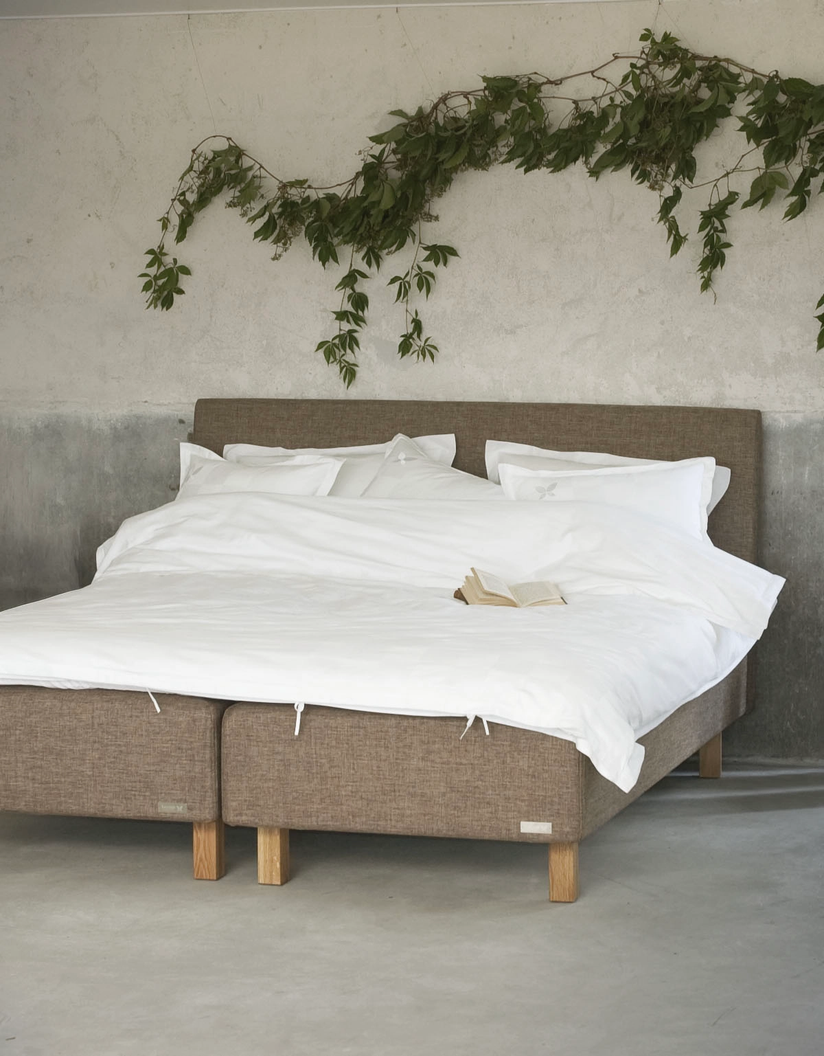 Sängben i ek på en brun säng i lantlig miljö