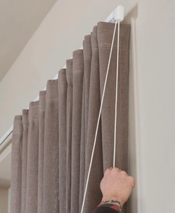 Närbild på justeringslina på lindragsskena