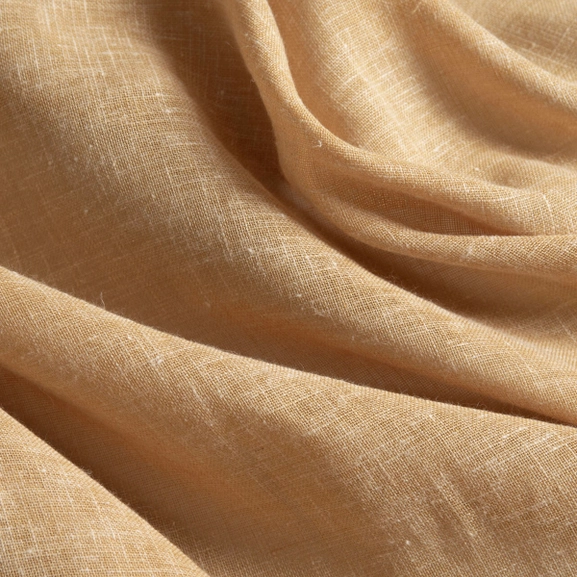 Närbild på gardintyg Saga i senapsgul